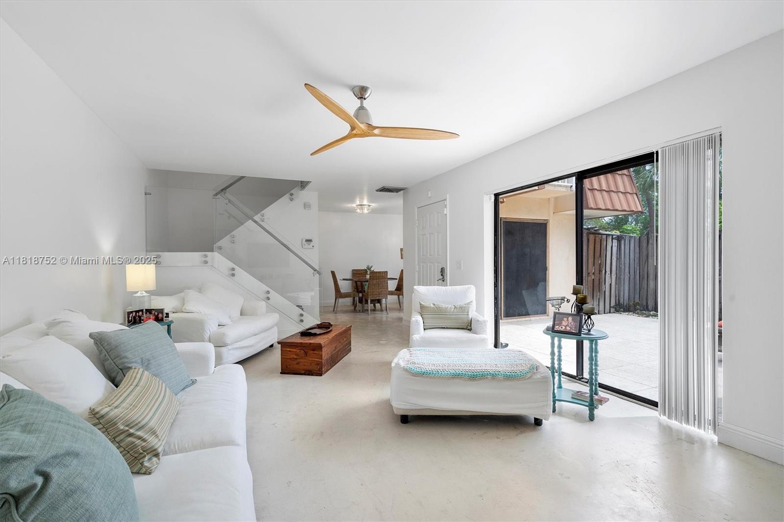 WATERSIDE LUXURY TOWNHOME - Residential