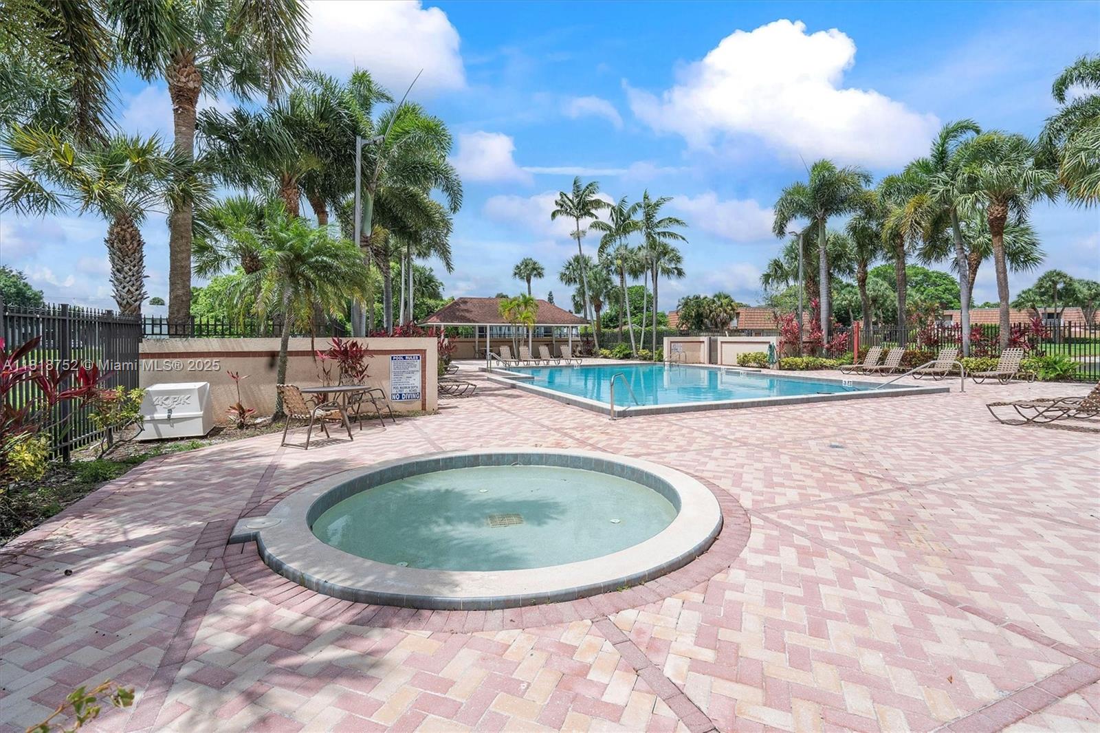 WATERSIDE LUXURY TOWNHOME - Residential