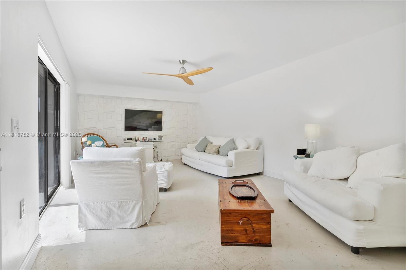 WATERSIDE LUXURY TOWNHOME - Residential