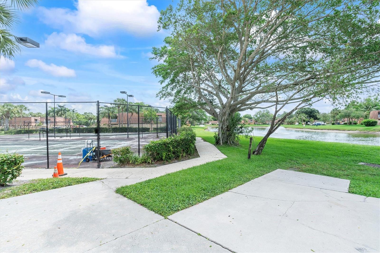 WATERSIDE LUXURY TOWNHOME - Residential