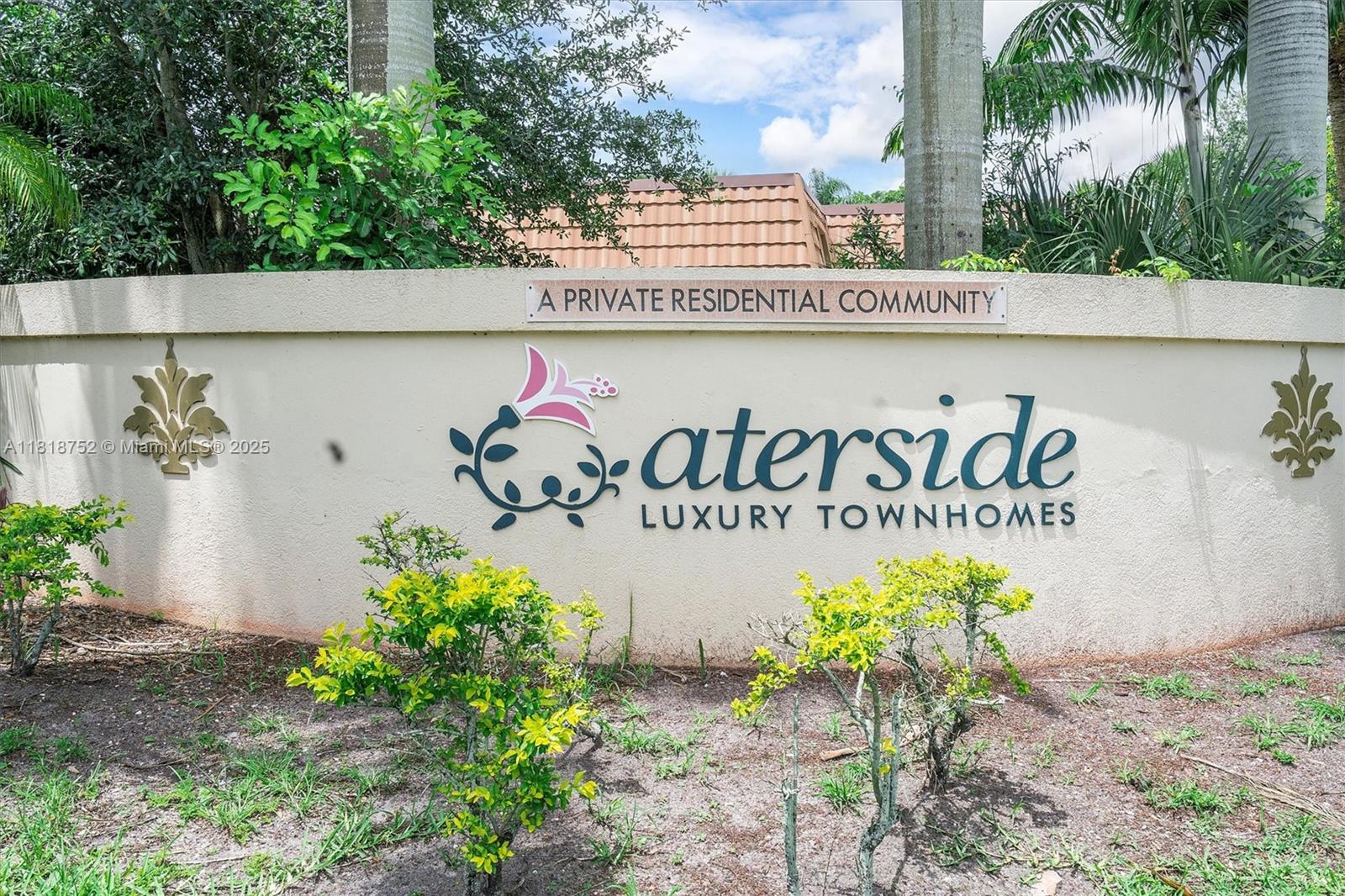WATERSIDE LUXURY TOWNHOME - Residential