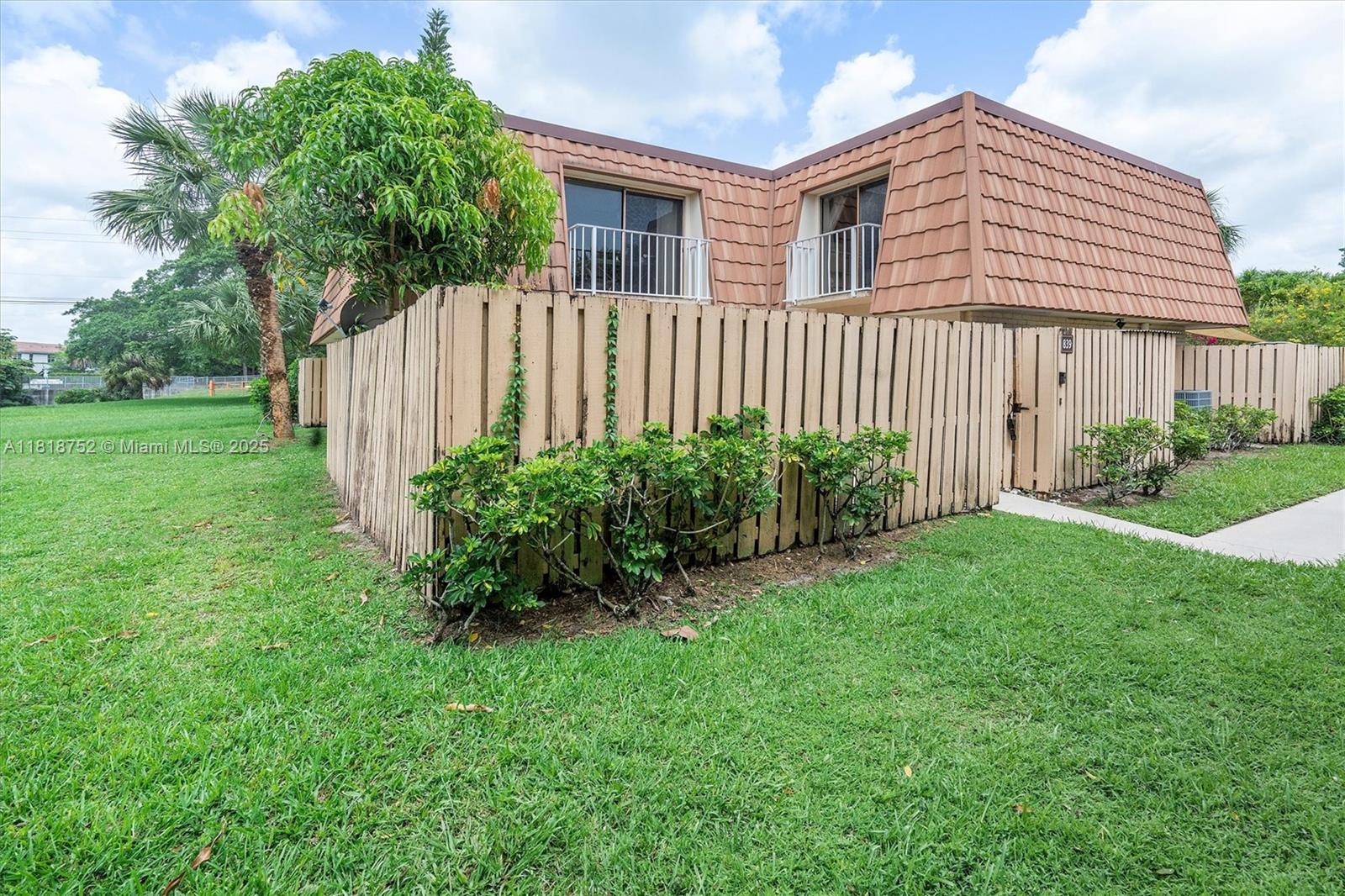 WATERSIDE LUXURY TOWNHOME - Residential