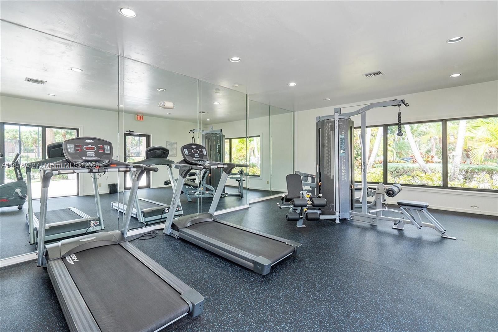 WATERSIDE LUXURY TOWNHOME - Residential