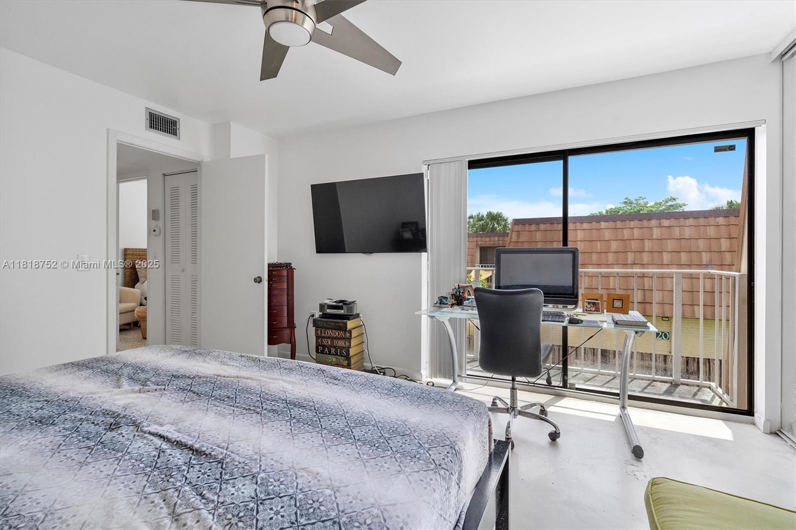 WATERSIDE LUXURY TOWNHOME - Residential