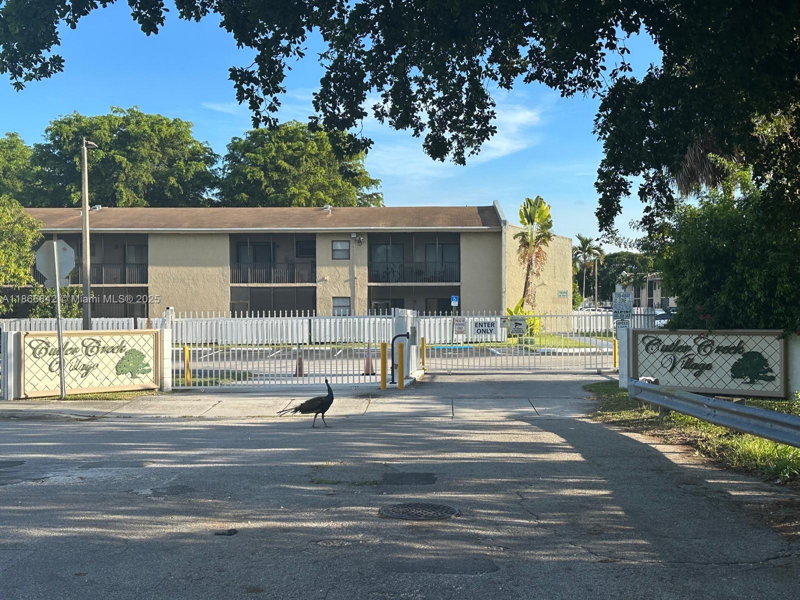 Spacious ground-floor corner unit featuring all-laminated wood flooring and an in-unit washer and dryer for added convenience. Ideally located with easy access to major highways. Enjoy resort-style amenities including a community pool, tennis court, and children’s playground.