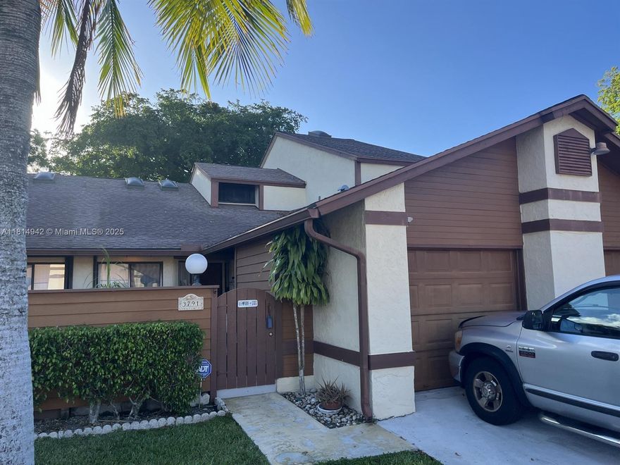 Welcome to this charming townhouse located in the heart of Wellington, FL. This spacious two-bedroom plus upstairs DEN, two-bath home offers 1,377 square feet of comfortable living space including a garage, Enjoy the convenience of a modern kitchen, a private balcony, and a delightful courtyard area, perfect for outdoor relaxation.
The unit includes essential amenities such as a washer and dryer and dedicated parking. While certain utilities are not included, the rent covers trash service and yard maintenance to ease your living experience.