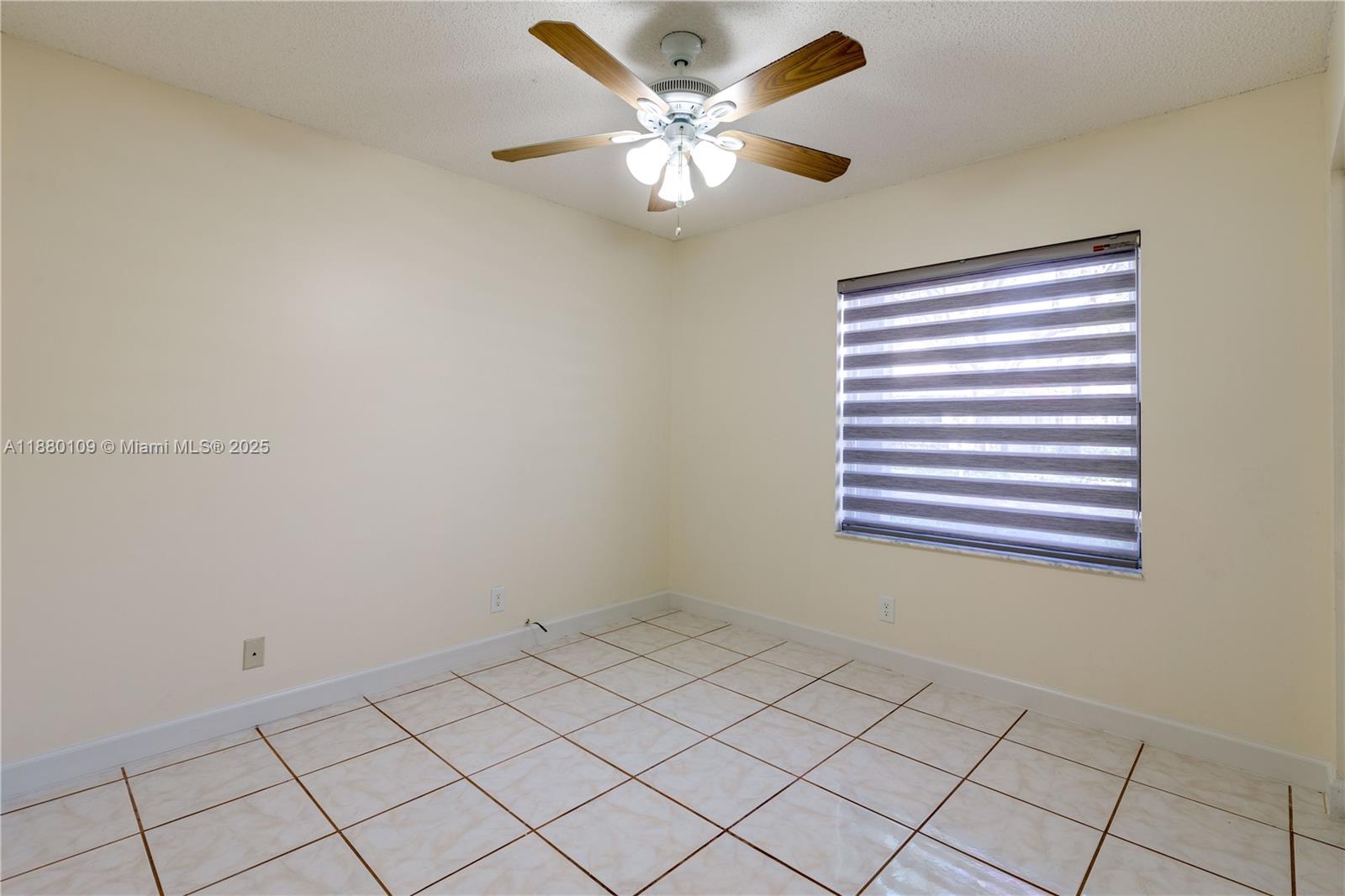 HOLLYWOOD LAKES COUNTRY C - Residential Lease