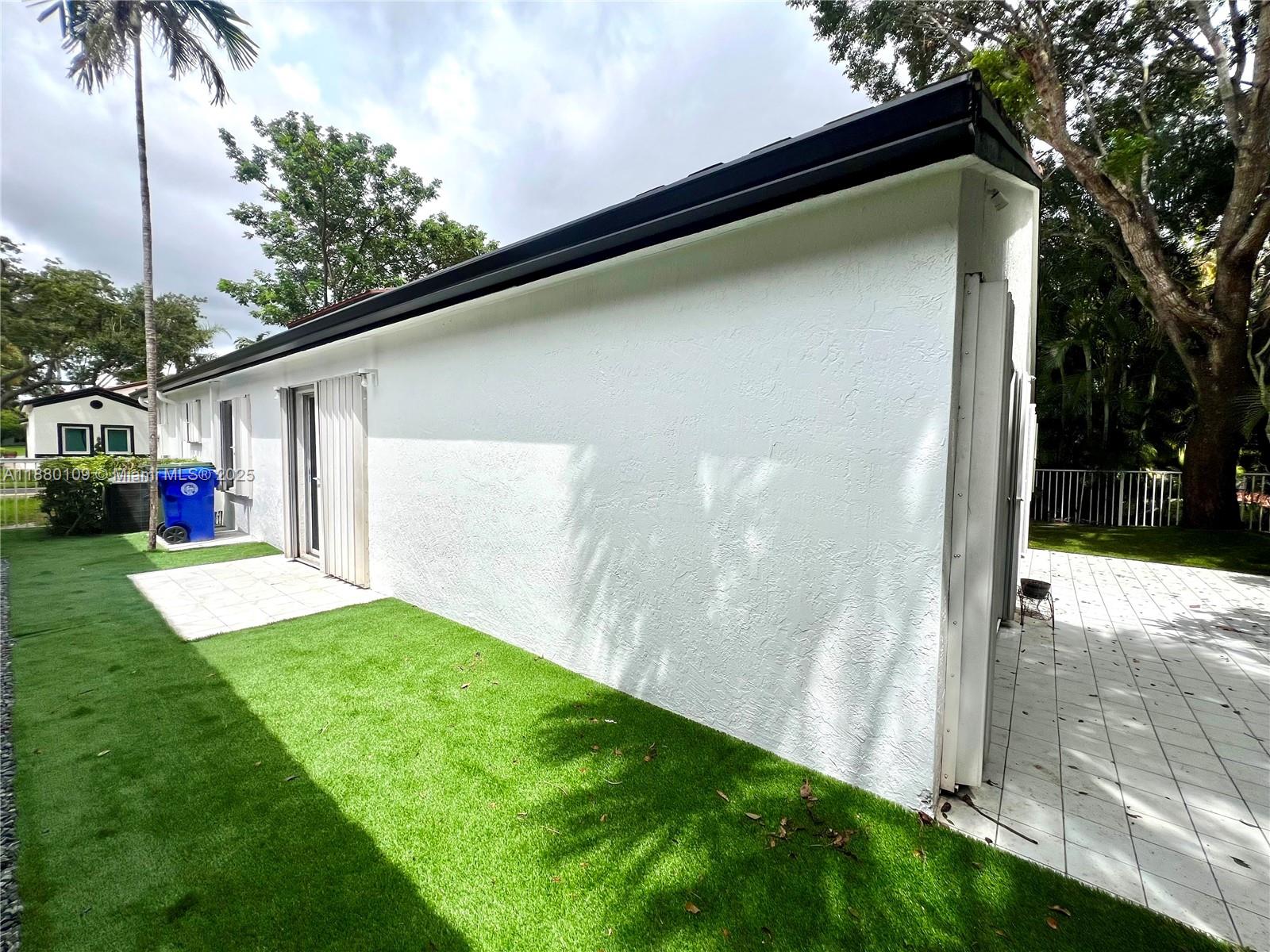 HOLLYWOOD LAKES COUNTRY C - Residential Lease