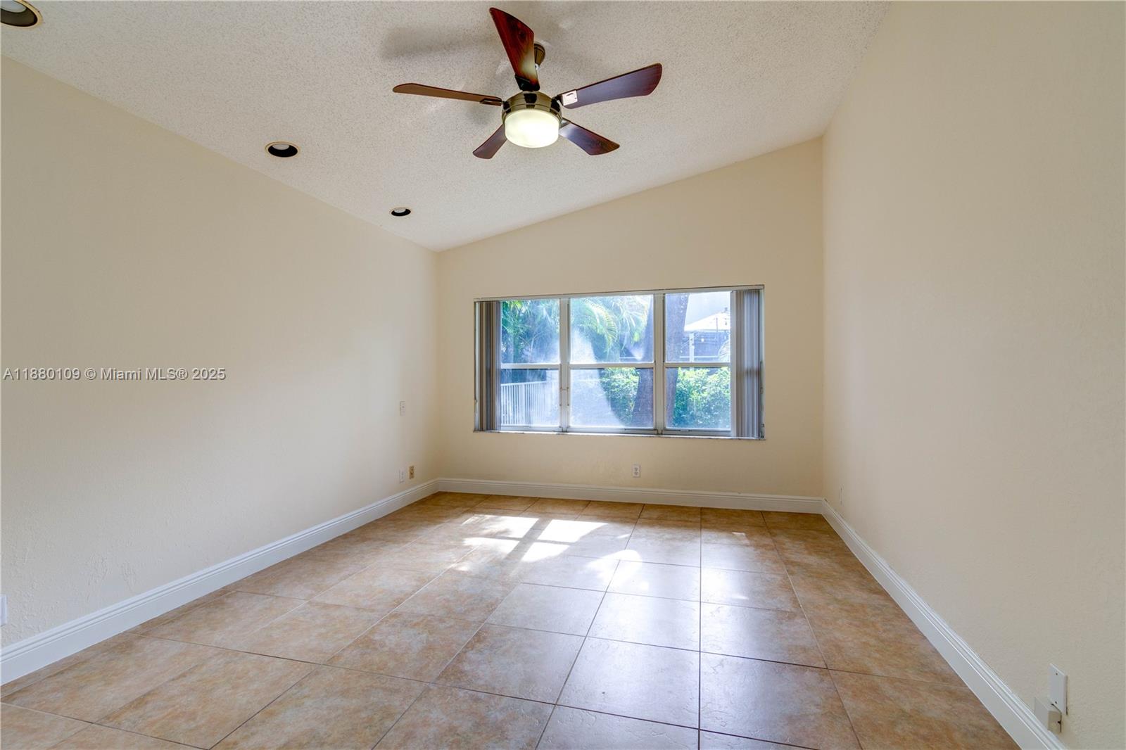 HOLLYWOOD LAKES COUNTRY C - Residential Lease