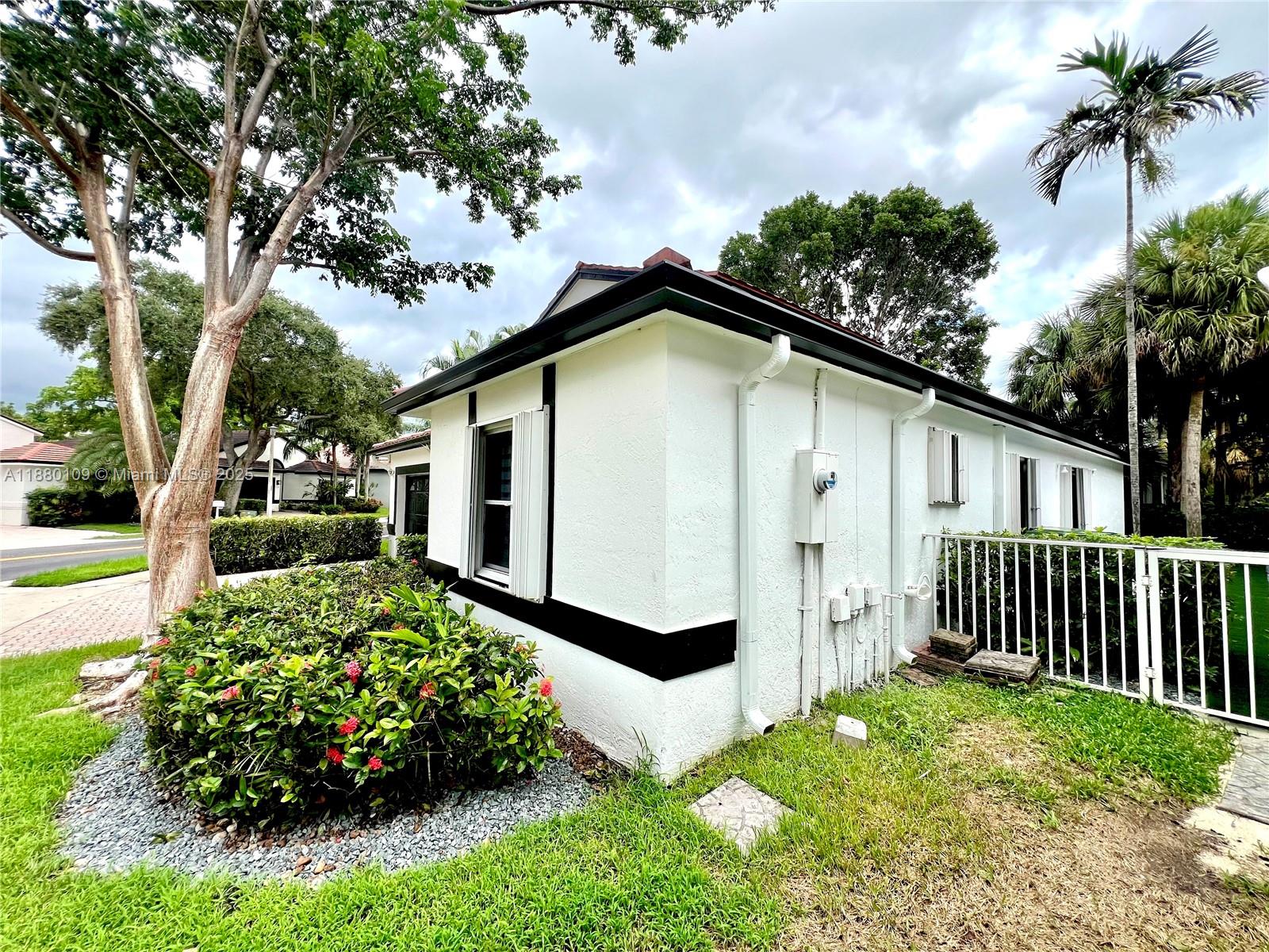 HOLLYWOOD LAKES COUNTRY C - Residential Lease