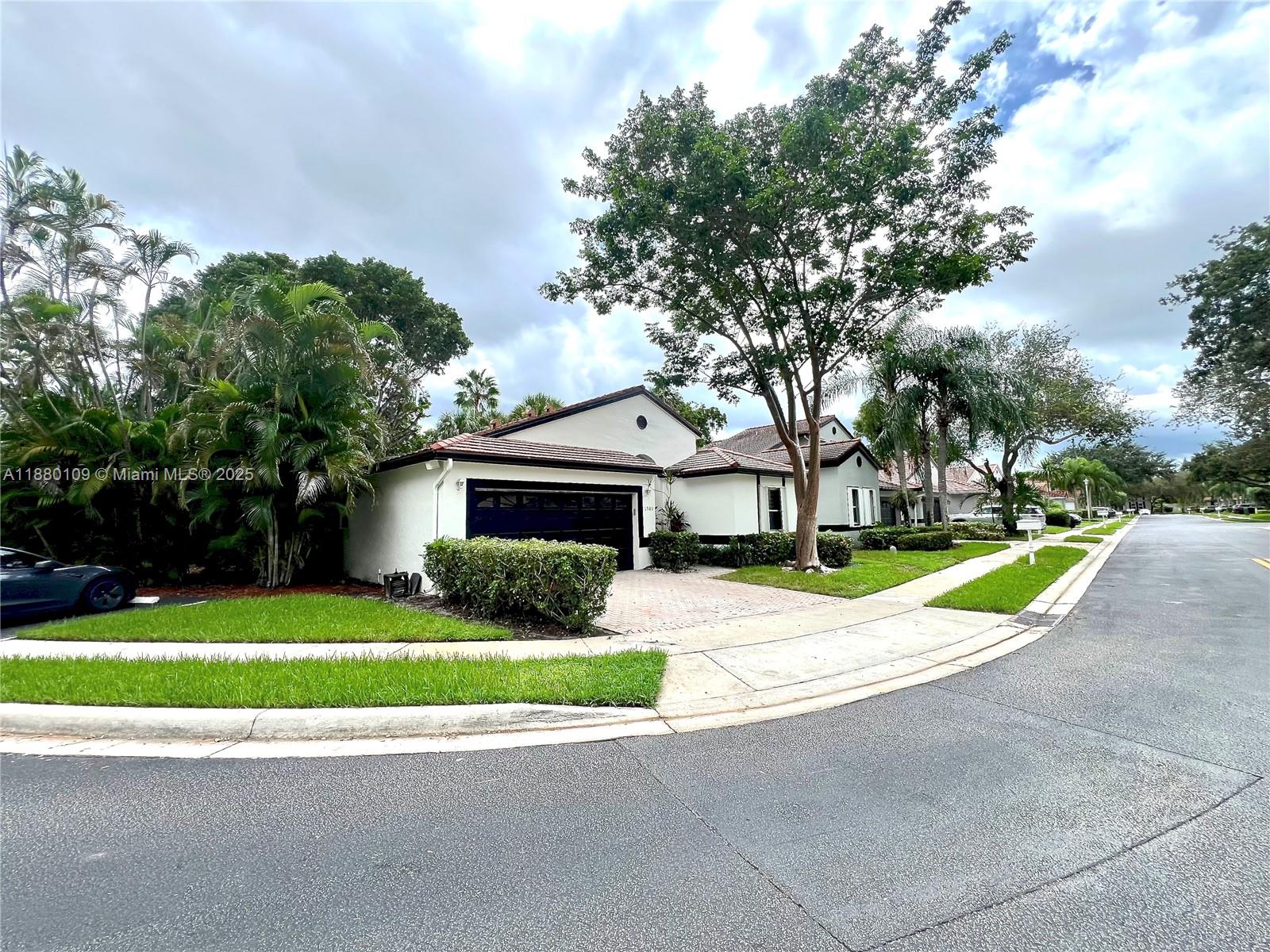 HOLLYWOOD LAKES COUNTRY C - Residential Lease