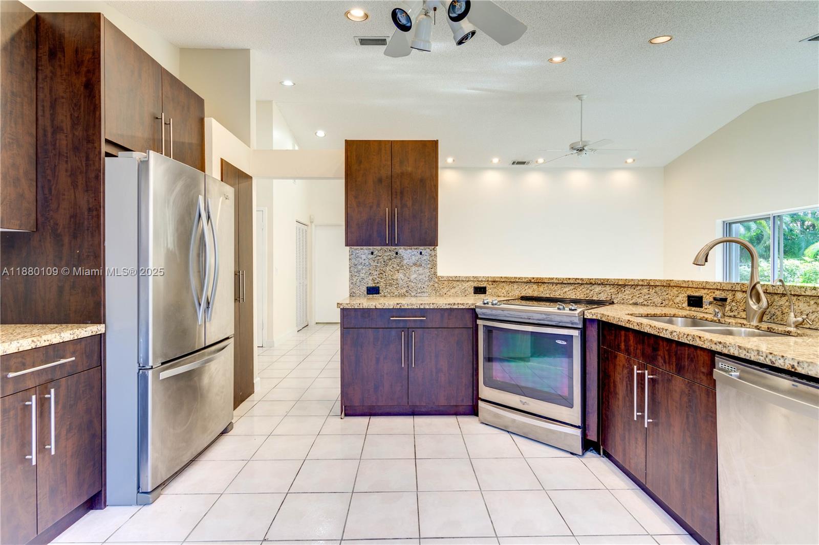 HOLLYWOOD LAKES COUNTRY C - Residential Lease