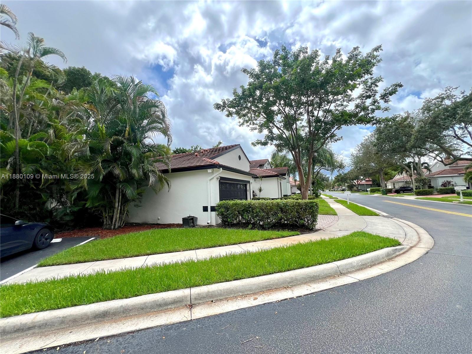 HOLLYWOOD LAKES COUNTRY C - Residential Lease