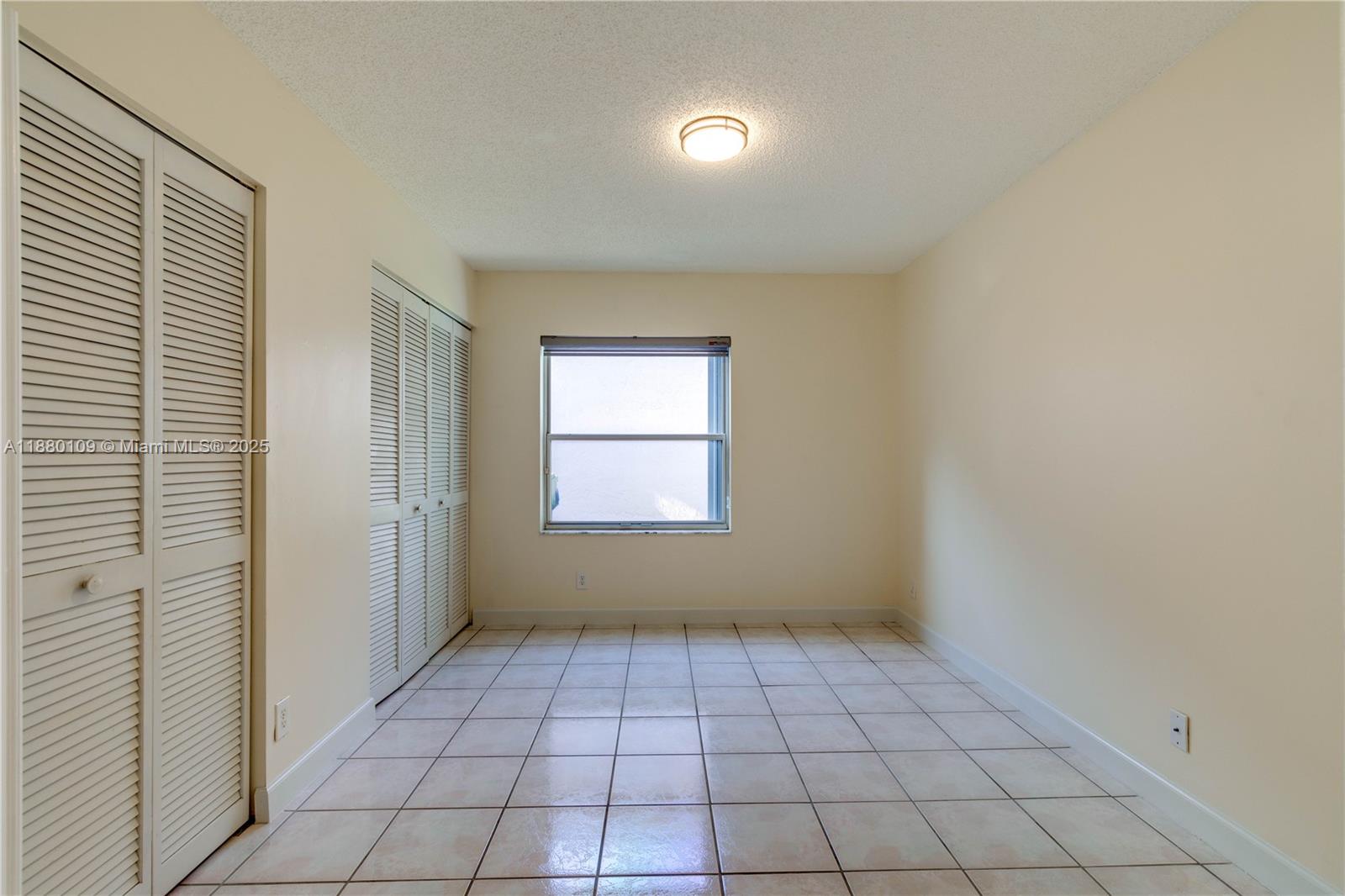 HOLLYWOOD LAKES COUNTRY C - Residential Lease
