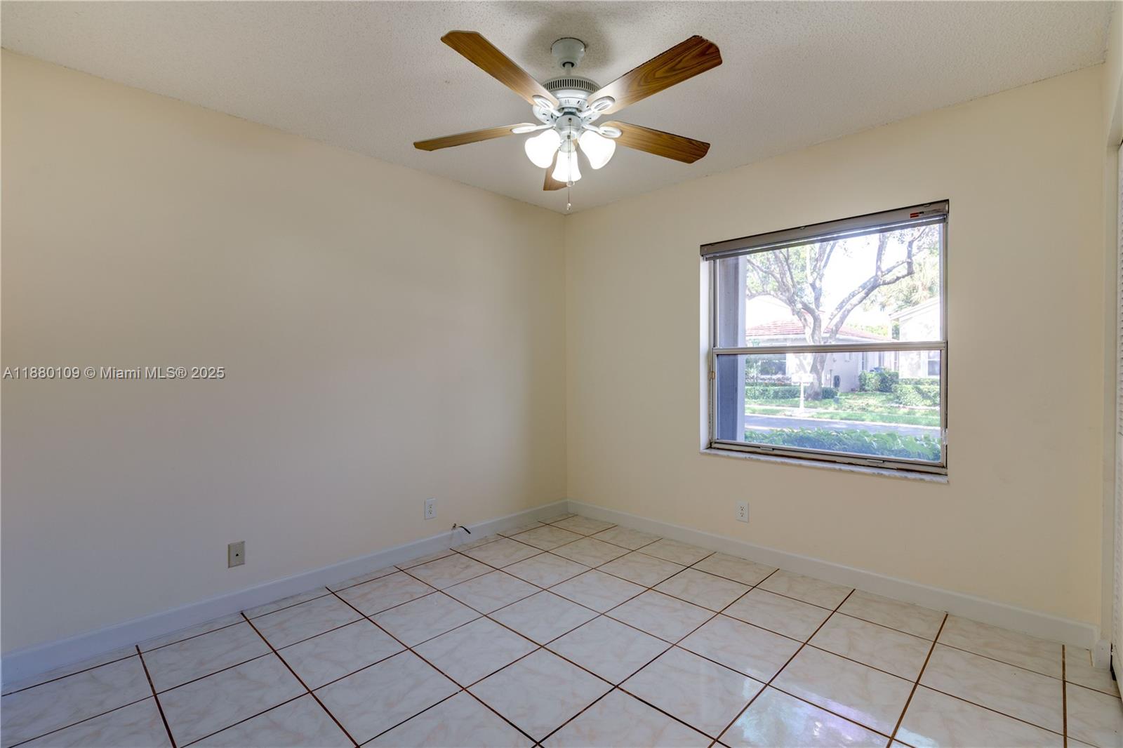 HOLLYWOOD LAKES COUNTRY C - Residential Lease