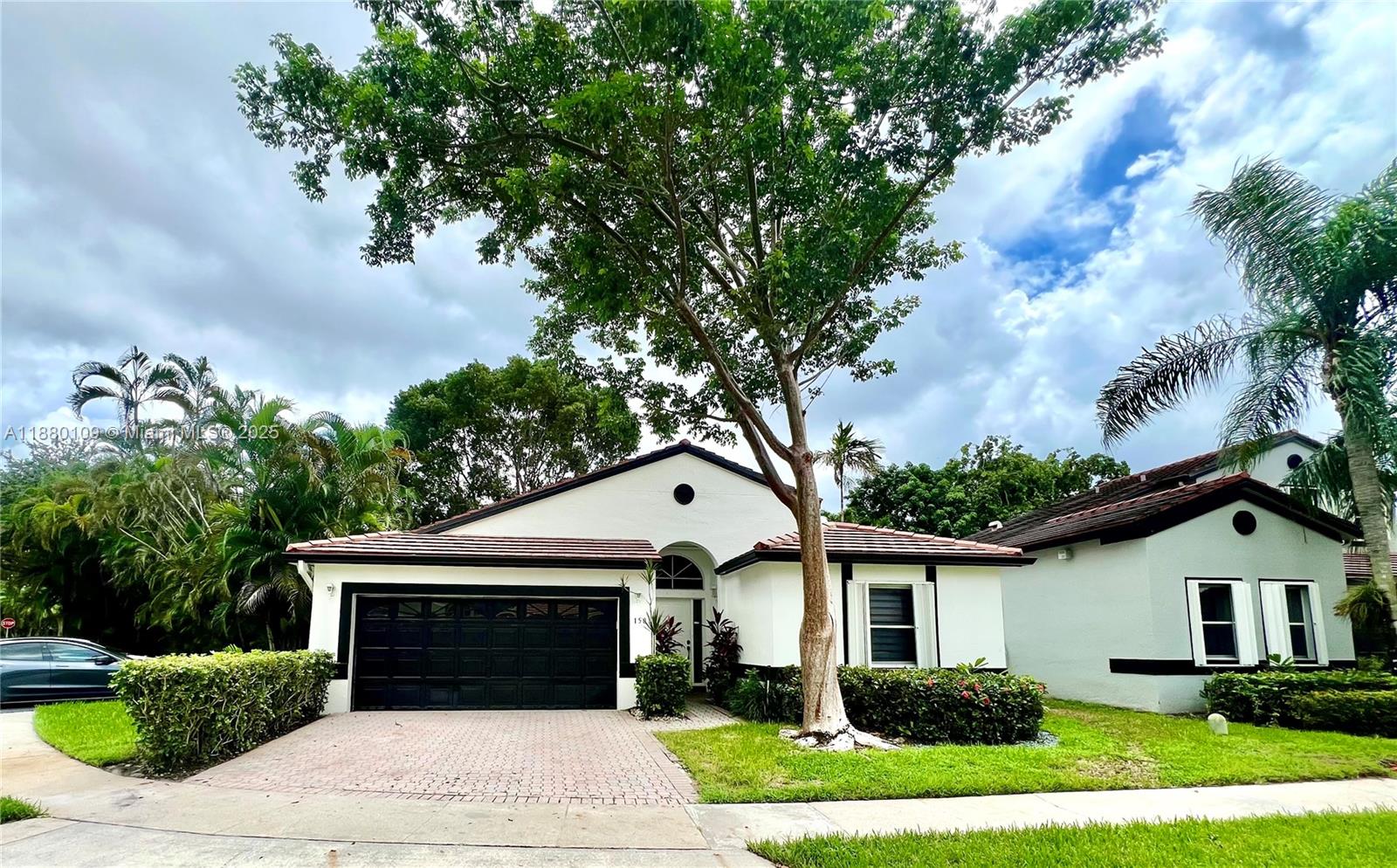 HOLLYWOOD LAKES COUNTRY C - Residential Lease