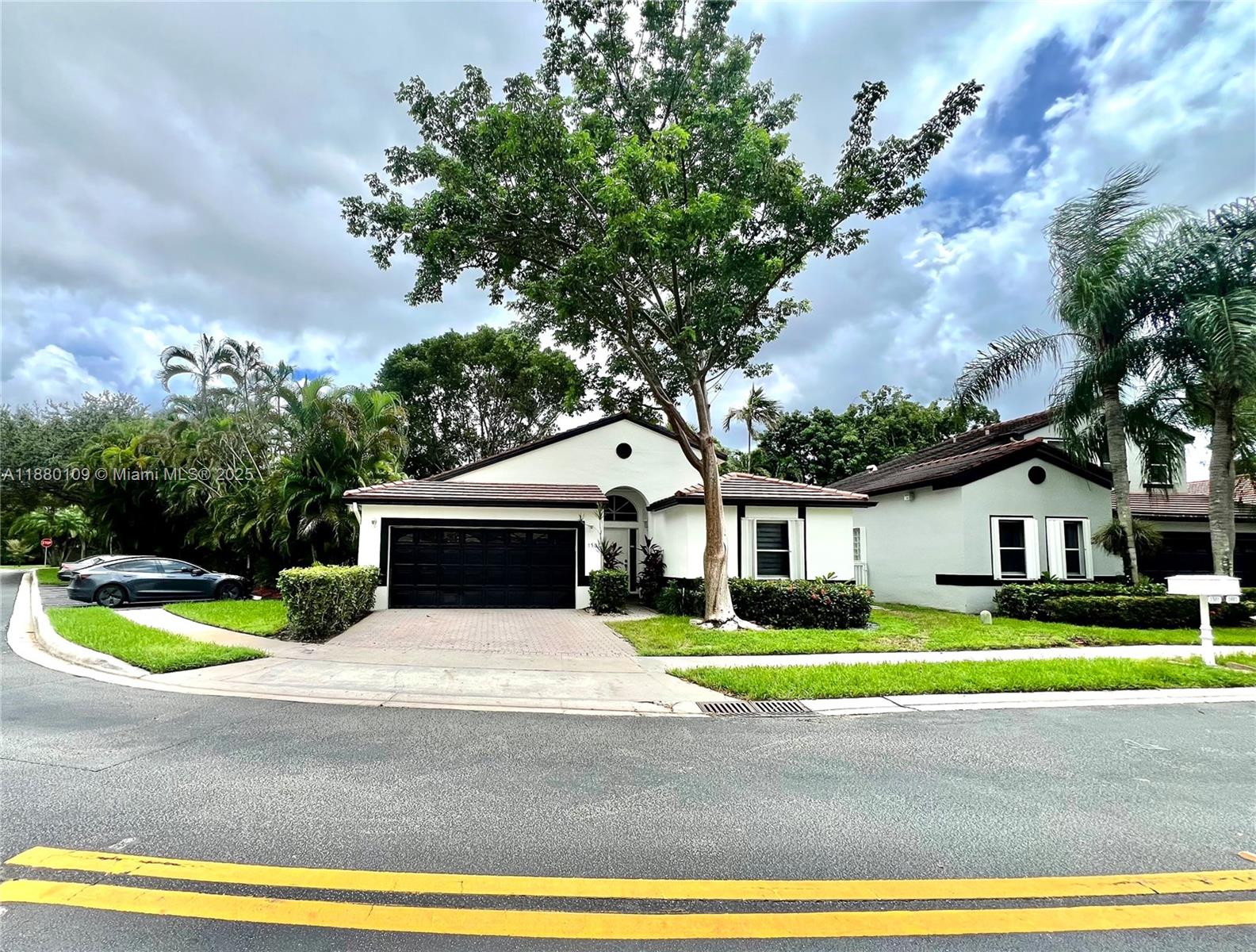 HOLLYWOOD LAKES COUNTRY C - Residential Lease