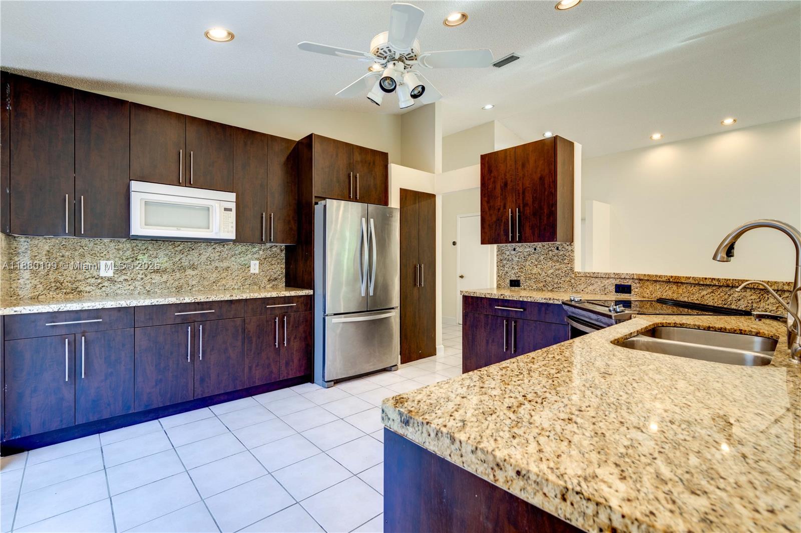 HOLLYWOOD LAKES COUNTRY C - Residential Lease