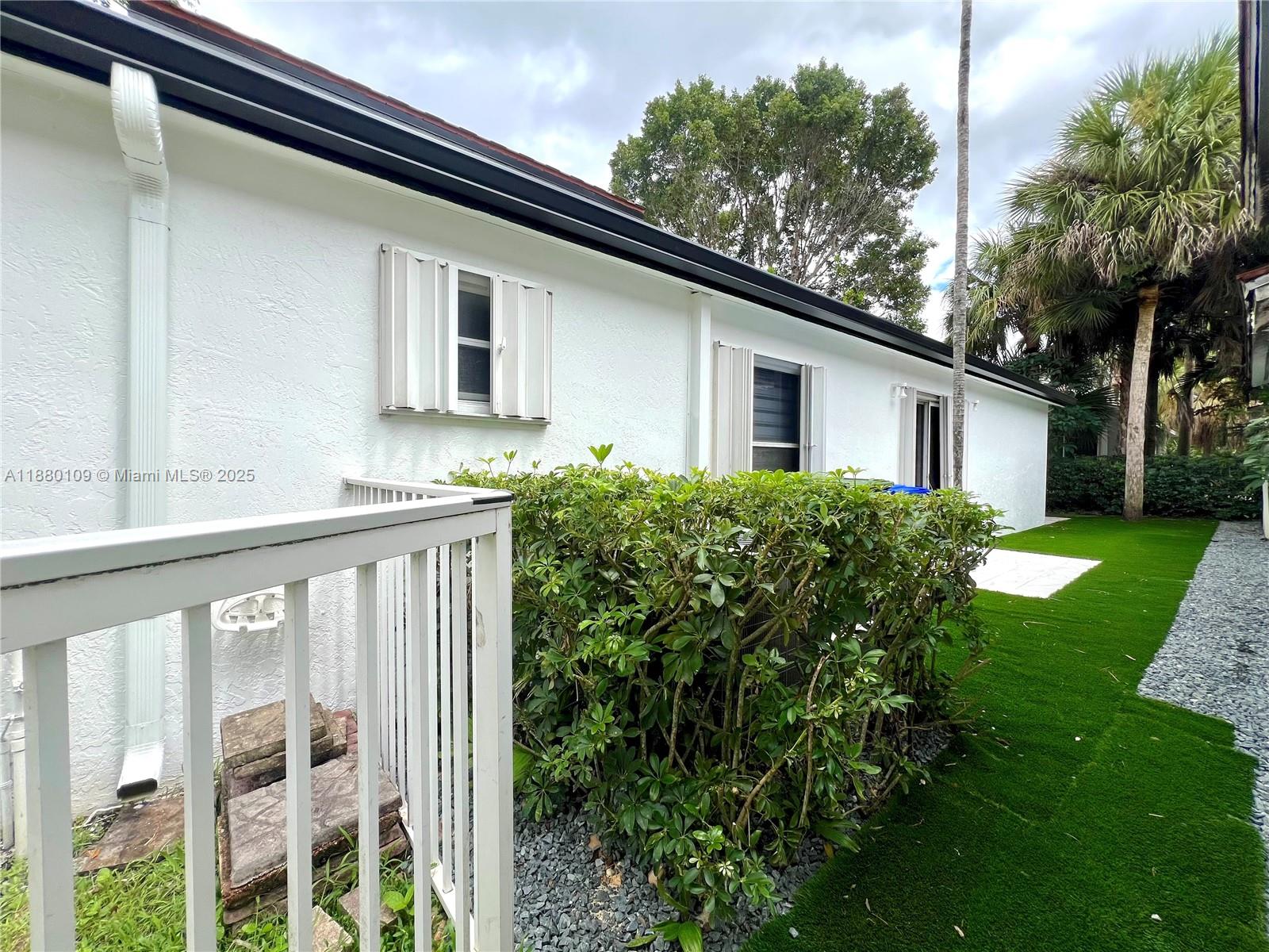 HOLLYWOOD LAKES COUNTRY C - Residential Lease