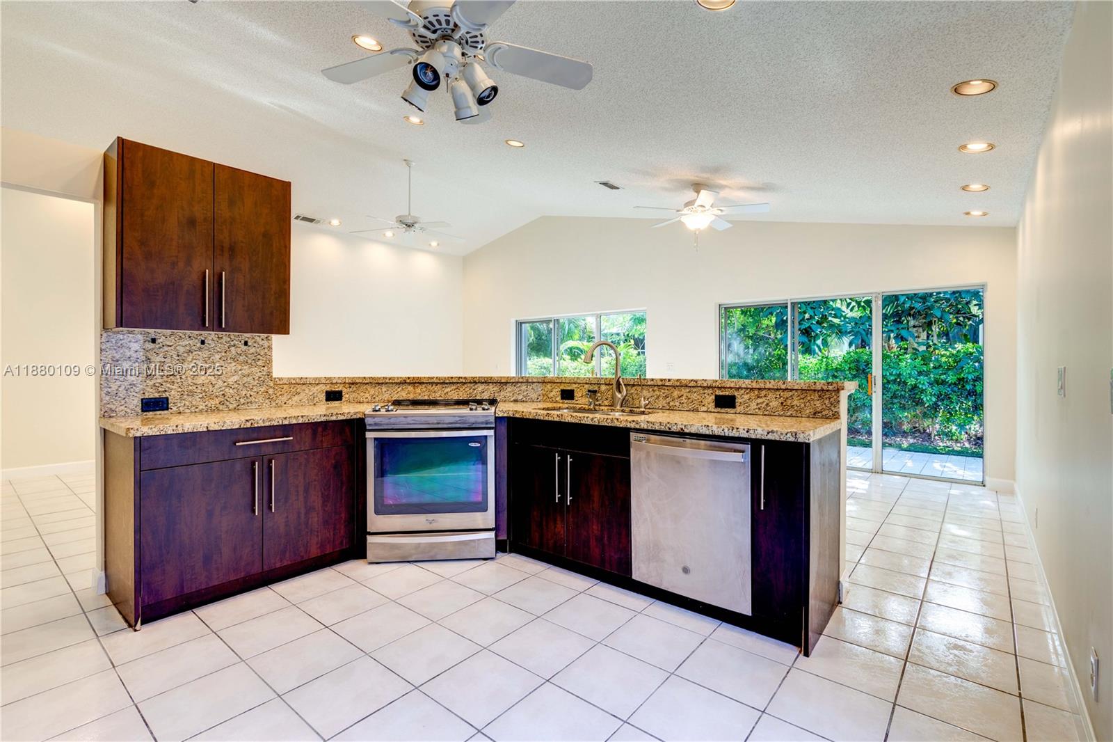 HOLLYWOOD LAKES COUNTRY C - Residential Lease