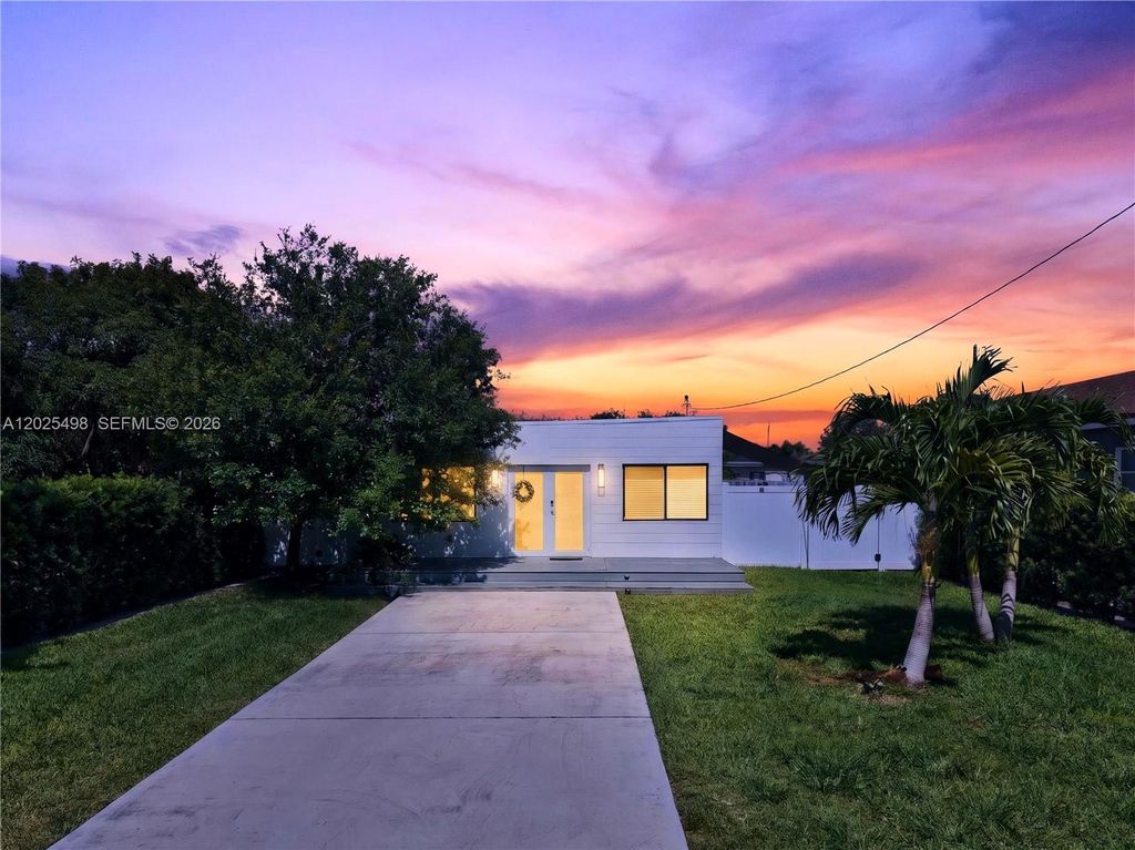 Photo of 24 NW 13th Ave, Delray Beach, FL 33444 (MLS # A12025498)
