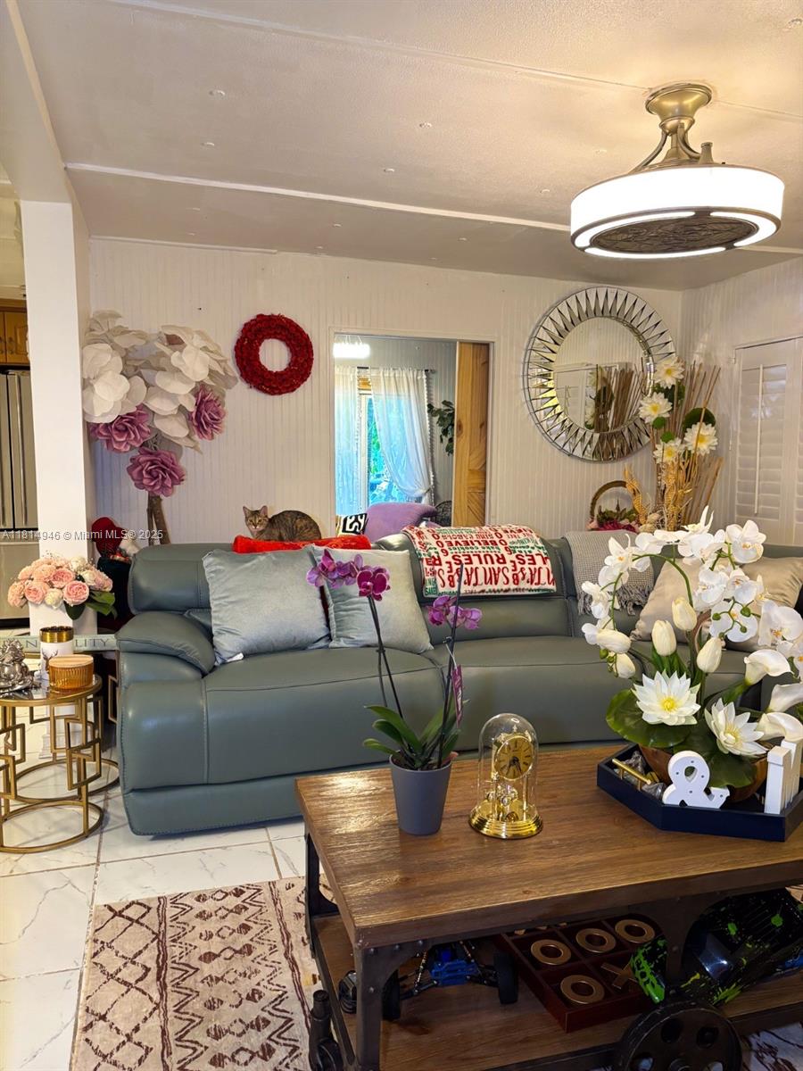 13191 SW 9th St, Davie, FL, 33325/$320,000 4 13191 SW 9th St
