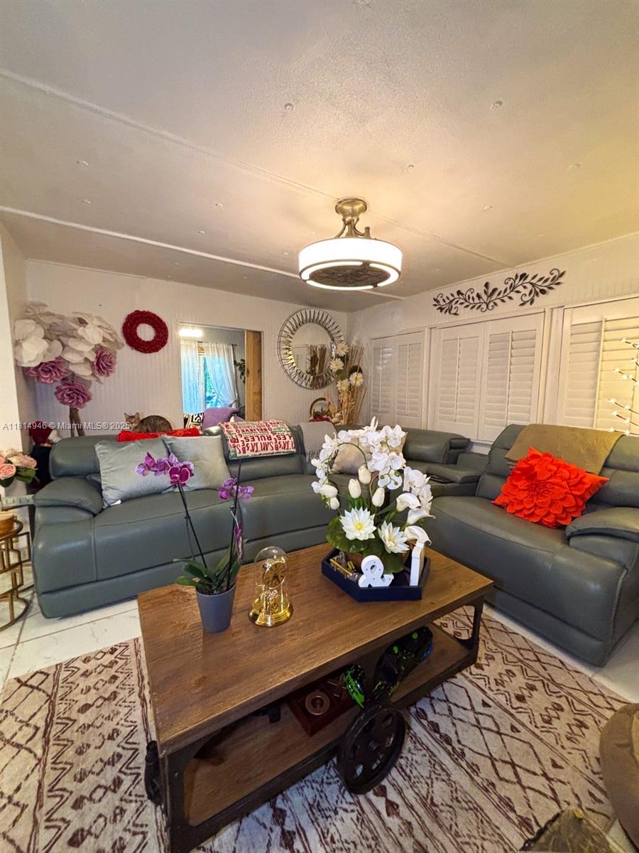 13191 SW 9th St, Davie, FL, 33325/$320,000 3 13191 SW 9th St