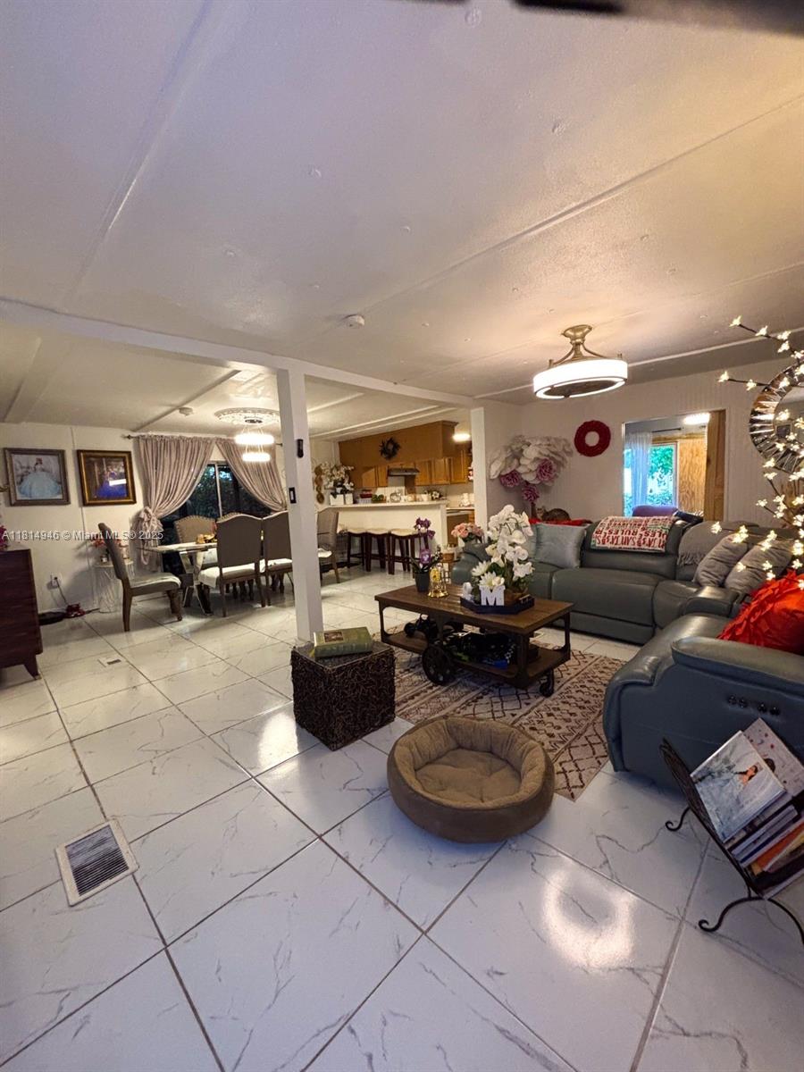 13191 SW 9th St, Davie, FL, 33325/$320,000 2 13191 SW 9th St