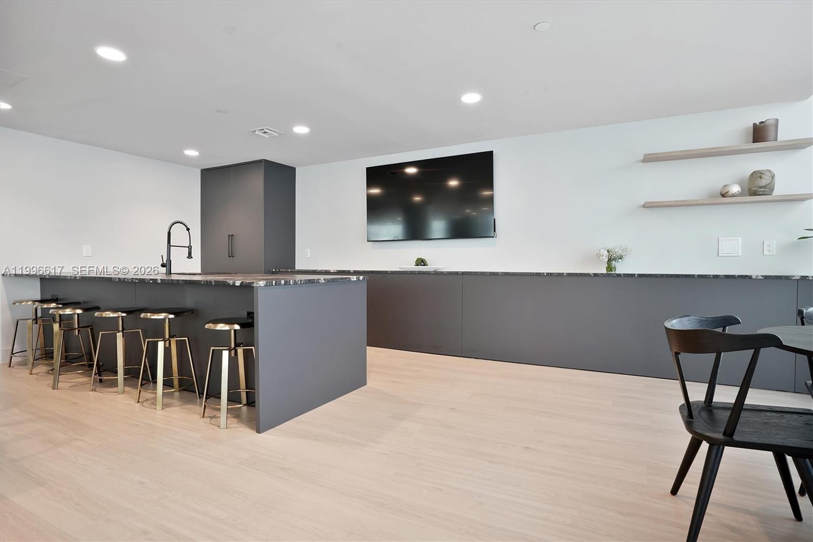 CITY 24 CONDO - Residential