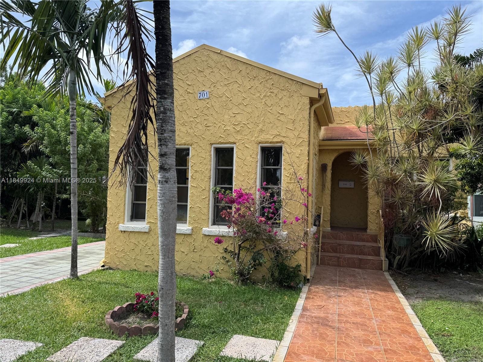 Charming single family home with a large side and back yard that’s perfect for hosting. Minutes away from the beach and great restaurants along US1. Walking distance to a beautiful park.