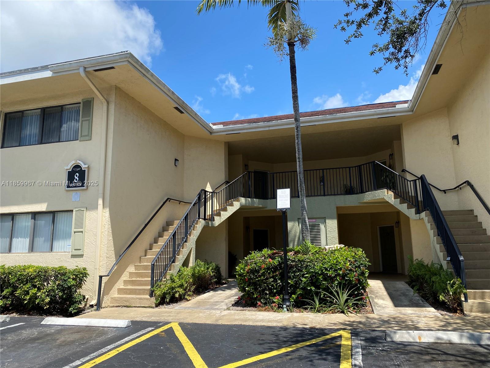 Well maintained condo in a grate community in Marina Oaks. 1 Bedroom with balcony, 1 Bathroom, open plan kitchen with appliances. Washer and Dryer inside unit. Condo is a few miles from Las Olas Blvd, close to beaches, and Fort Lauderdale Airport. Easy Access to I95 and 595.
