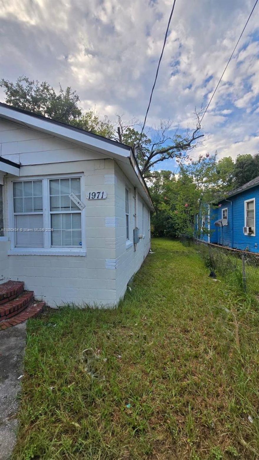 3Bedrooms 1Bathroom house for rent. Ready to move in. Security deposit $1500; tenant pay for water and electricity. FAST APPROVAL
