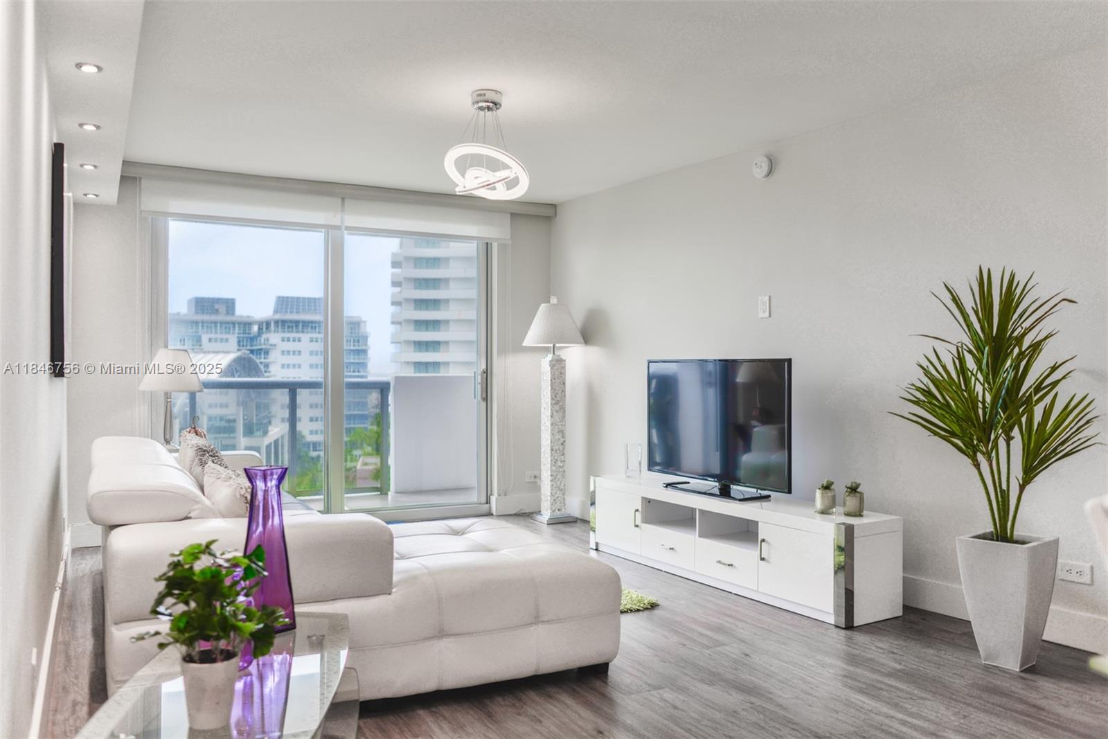 6039 Collins Ave 937