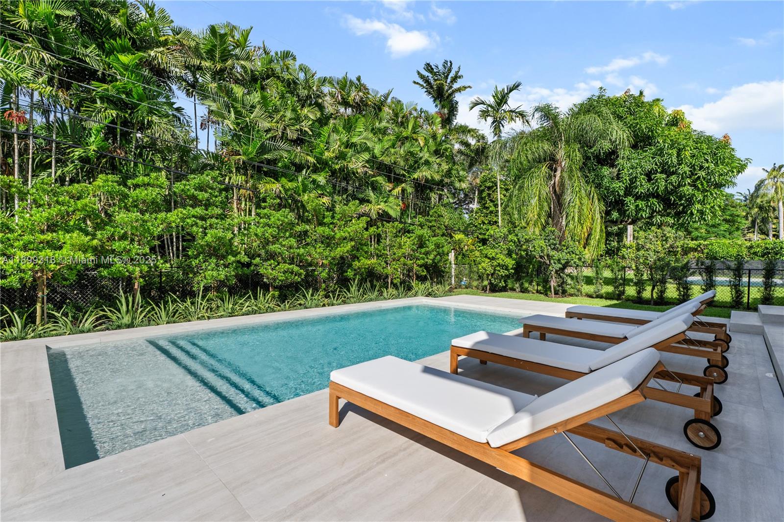 SOUTH MIAMI VILLAS - Residential