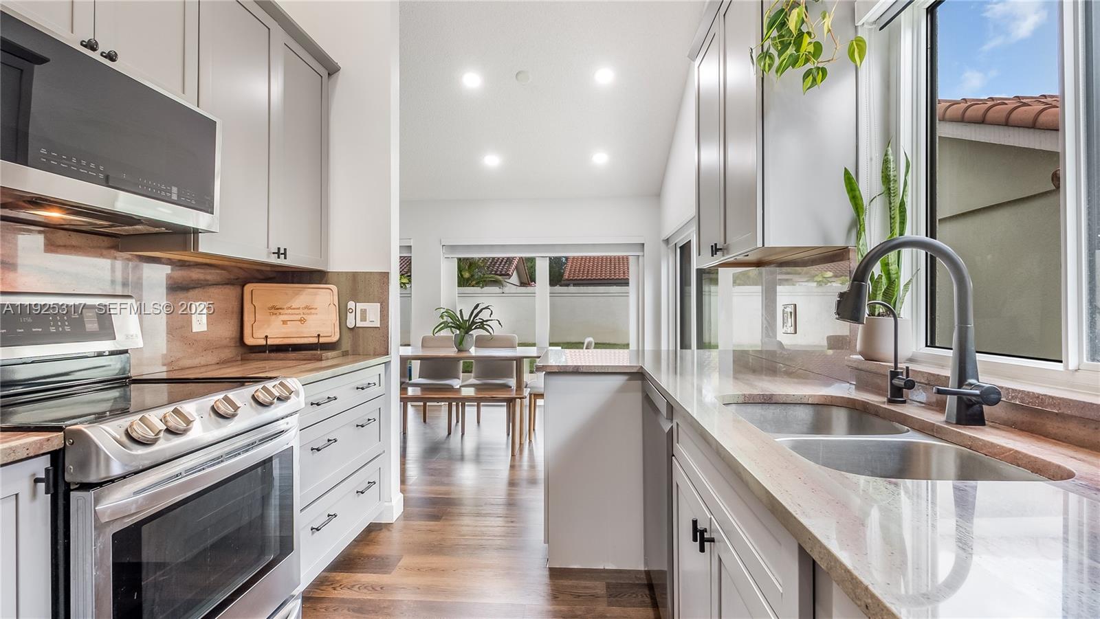 SARATOGA POINTE - Residential