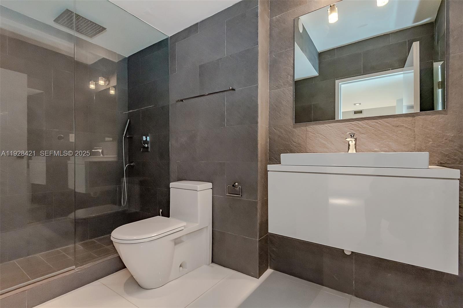 THE DECOPLAGE CONDO - Residential Lease