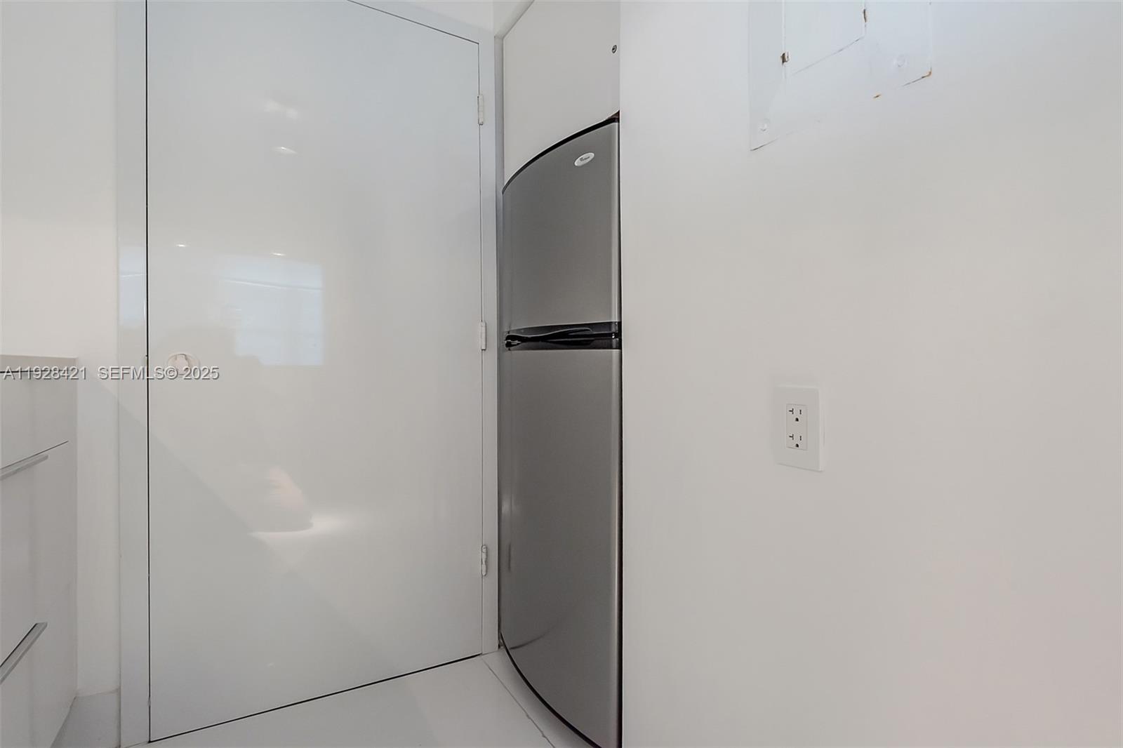 THE DECOPLAGE CONDO - Residential Lease