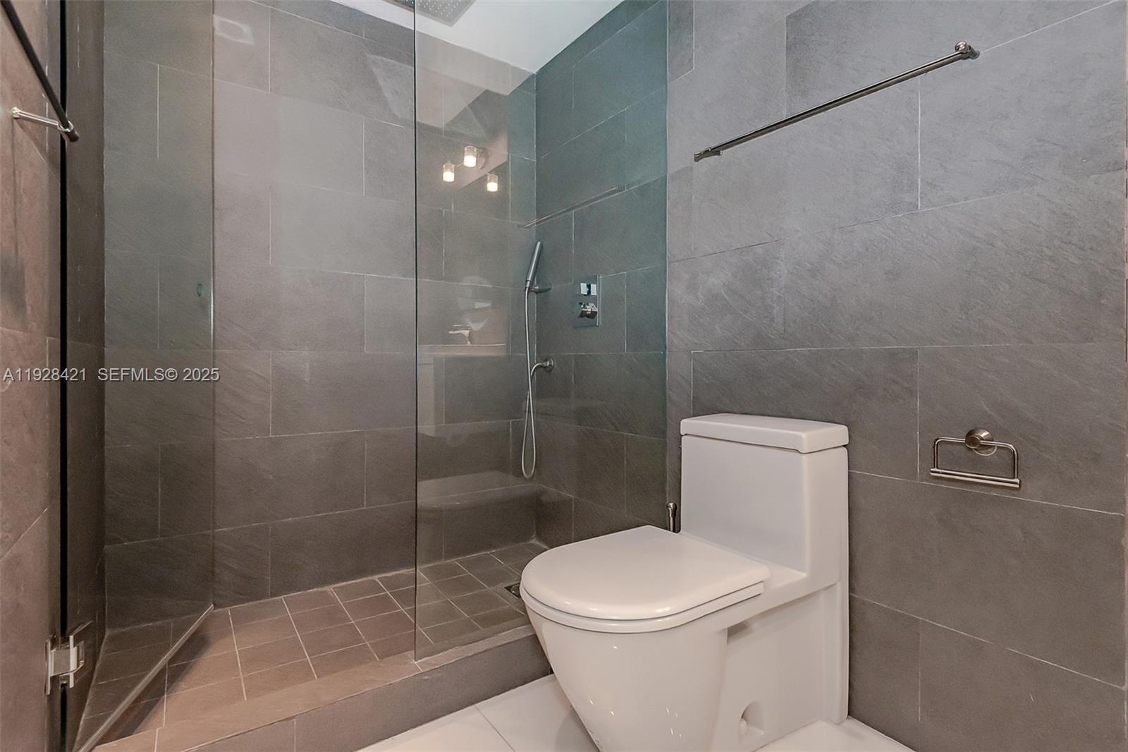 THE DECOPLAGE CONDO - Residential Lease