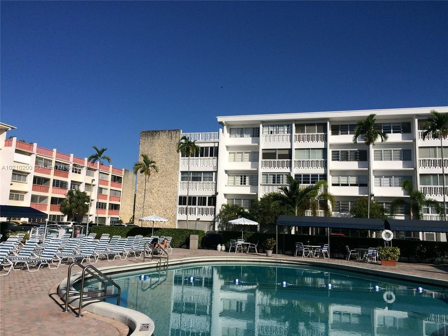 55+ Community. Completely remodeled beautiful condo on the 1st floor. New everything: new porcelain and wood floors, new kitchen with breakfast bar, new bathrooms, huge balcony. Very spacious condo! Great location!
Very close to the beach, Gulfstream and Aventura.
