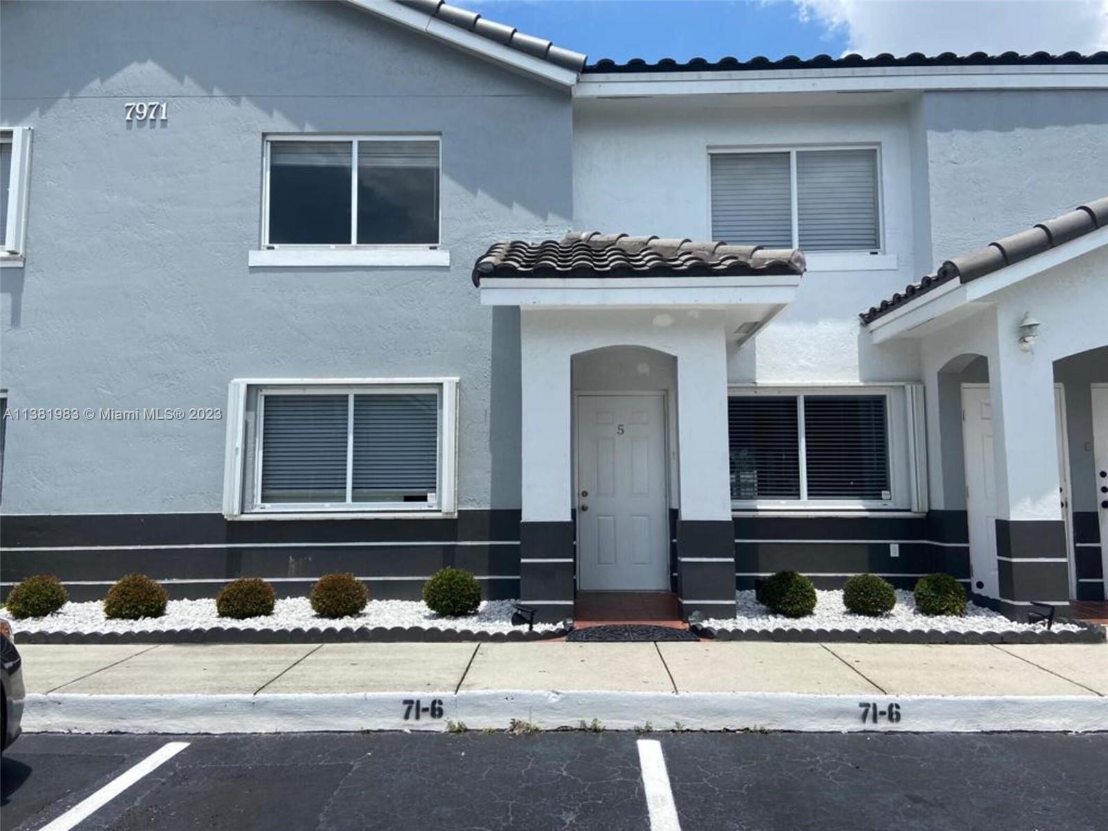 Excellent Location and community, nearby schools restaurants, and parks, kitchen renovated, Fresh painted and very clean