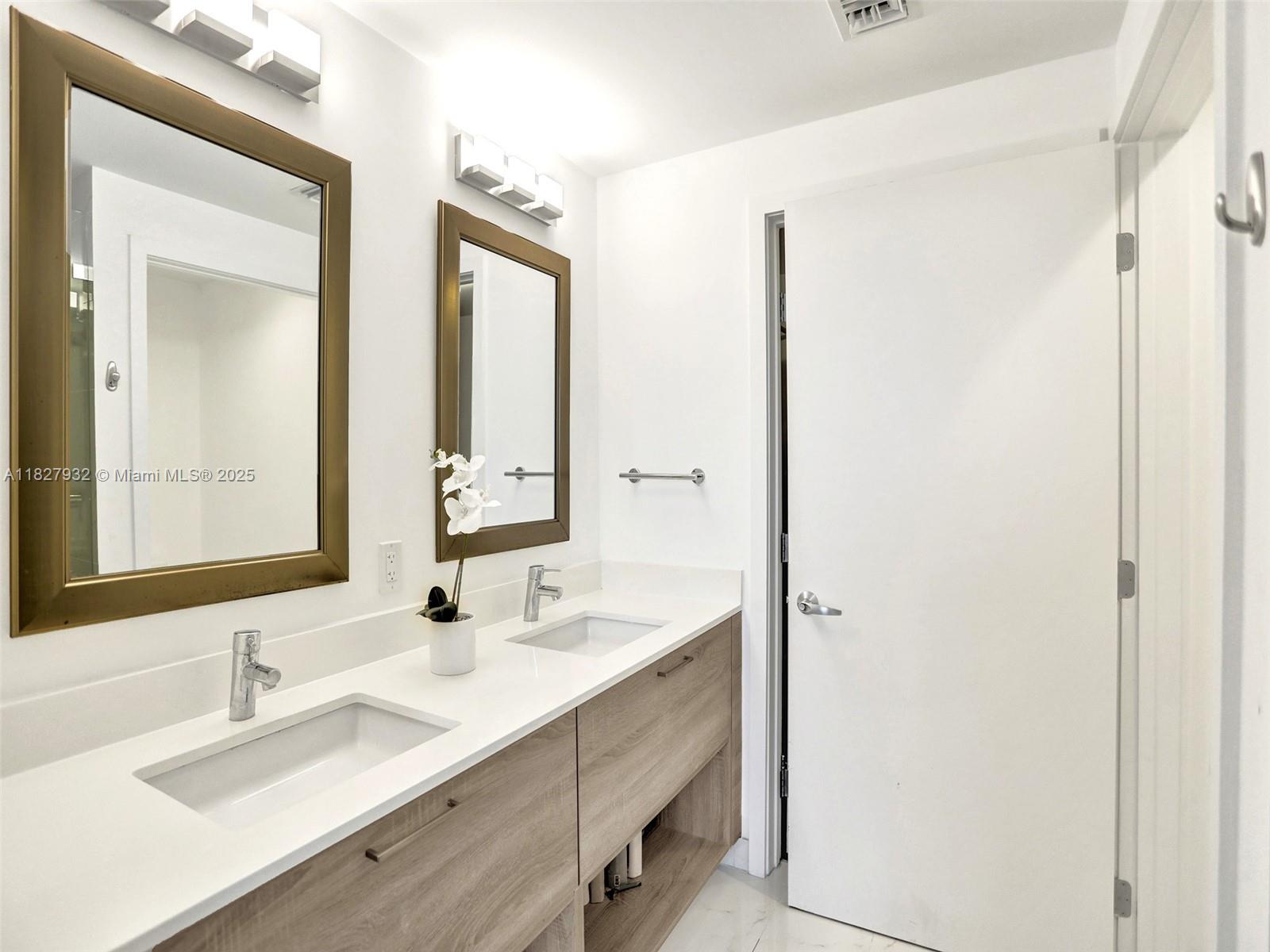 THE HARBOUR NORTH CONDO - Residential