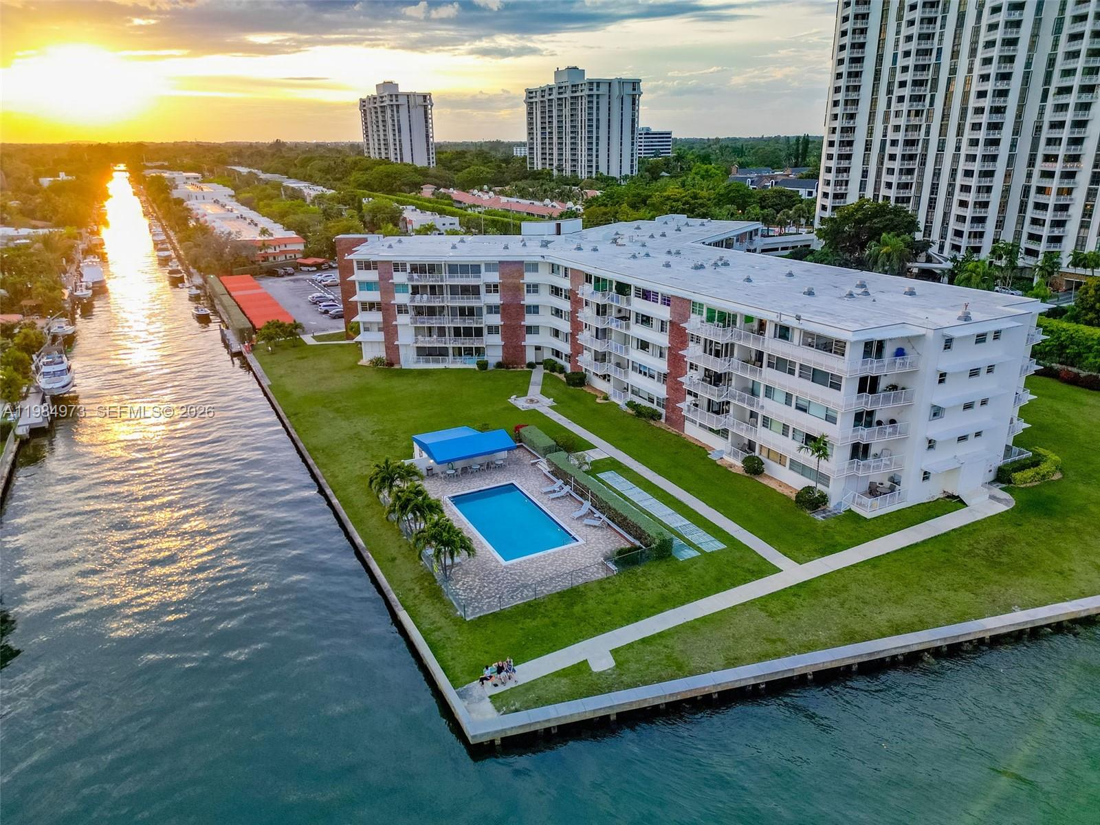 HARBOUR CLUB VILLAS CONDO - Residential