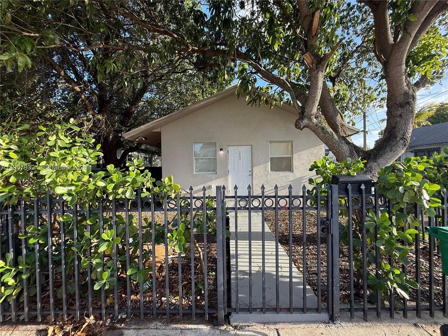 Beautiful and cozy single-family home located in the heart of Buena Vista. This charming 3-bedroom, 2-bathroom residence offers a comfortable layout with bright living spaces and plenty of natural light. Enjoy a welcoming atmosphere perfect for families or professionals. Ideally situated just minutes from the Design District, Midtown, and Wynwood, with easy access to shopping, dining, and major highways