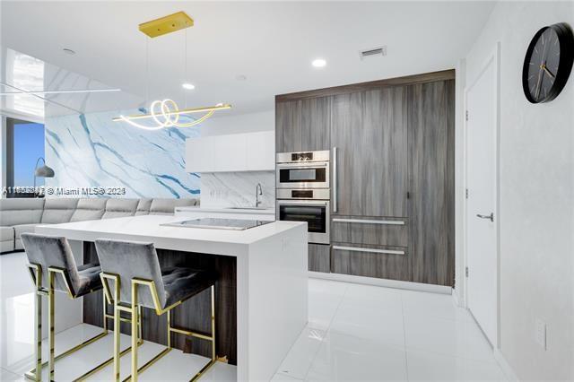 Spectacular Fully Furnished 1-bedroom, 2-bathroom in Paramount Miami. This exquisite apartment is located in a highly desirable neighborhood, blending luxury and comfort for a luxury lifestyle. Located in Miami Worldcenter area. It showcases high-end finishes and elegant marble effects created with advanced Plasma 3D technology. The interiors include refined Lime Wash walls made from Italian plaster, providing a warm atmosphere. Custom-designed columns and a sleek TV unit crafted from Sharki decorative plaster enhance both functionality and aesthetics. Ideal for relaxation or entertaining, this unique property offers charm and elegance. Schedule a private tour today!!