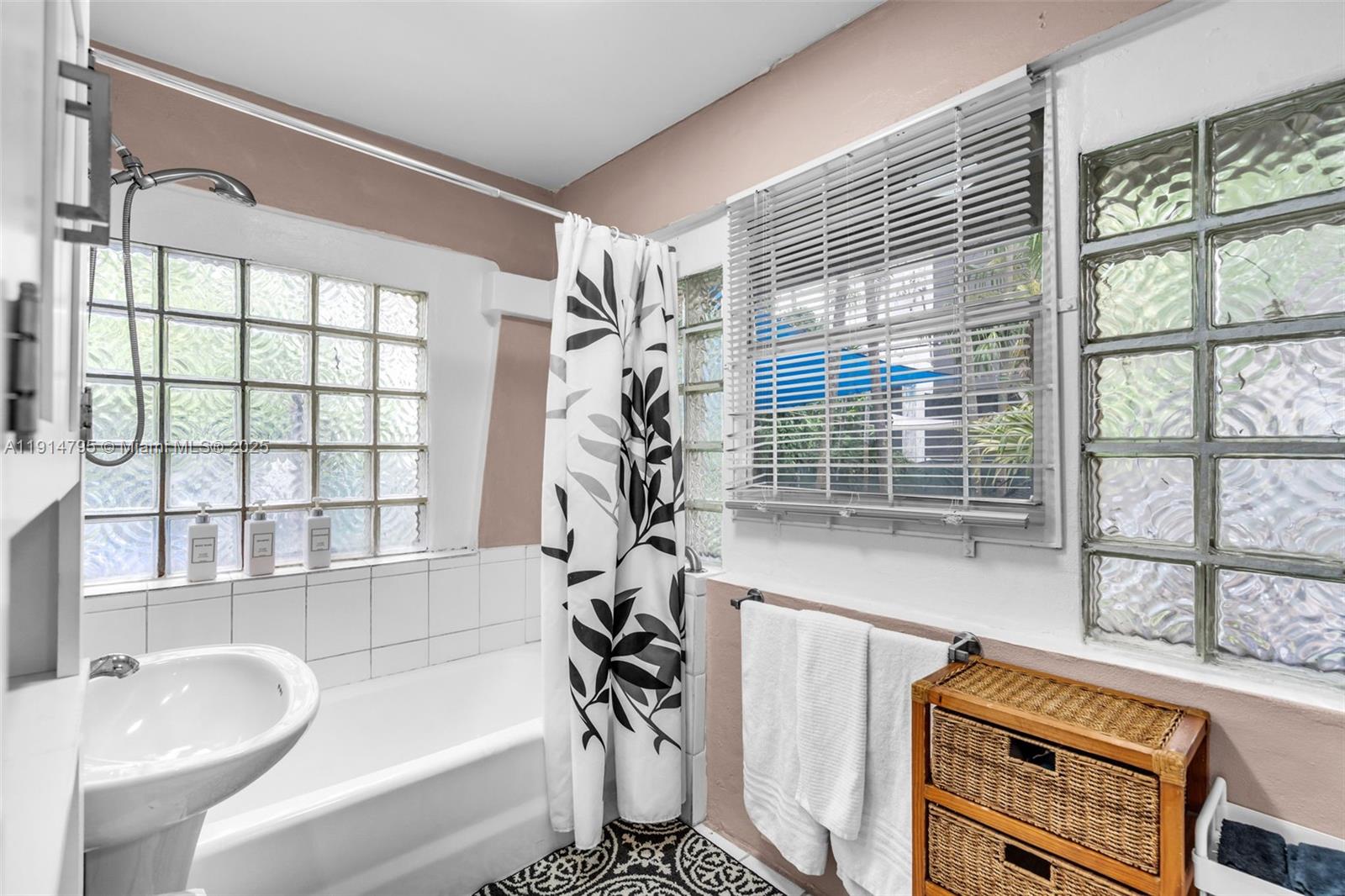 ESCOTTONIA PARK - Residential Lease