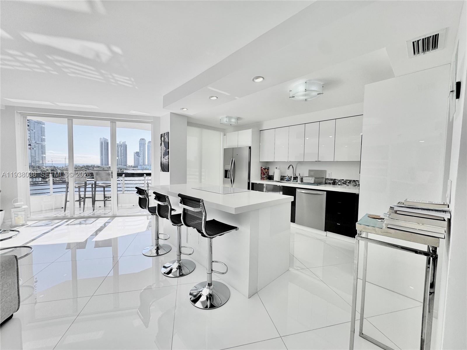 3600 Mystic Pointe Dr 1115