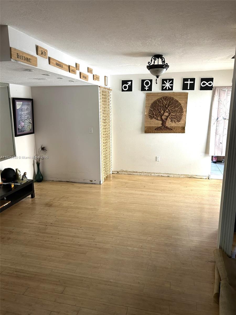 8943 NE 4th Ave Rd 8943