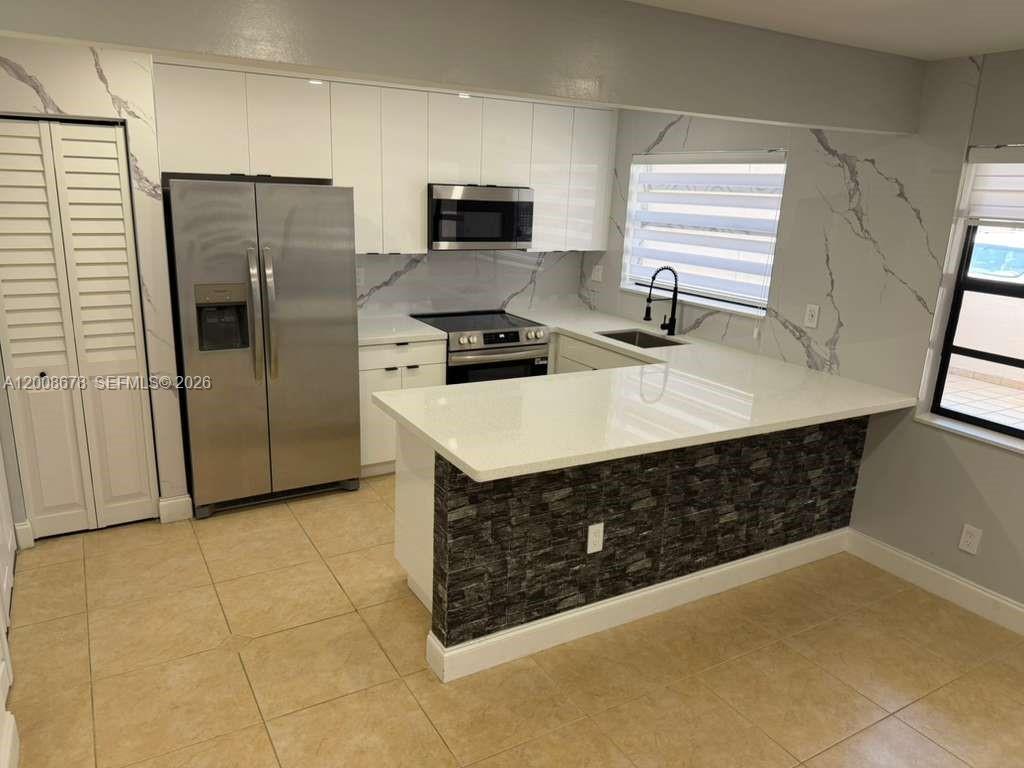 KENDALL LKS E LAKEVIEW TH - Residential