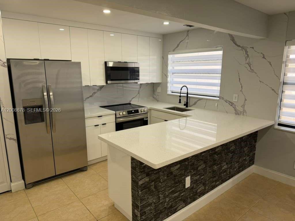 KENDALL LKS E LAKEVIEW TH - Residential