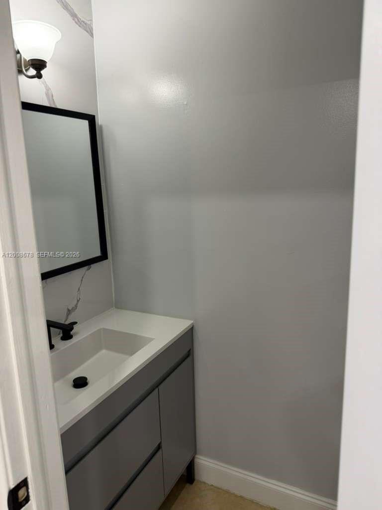 KENDALL LKS E LAKEVIEW TH - Residential